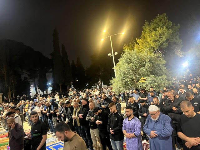 100 ألف مصلّ أدوا صلاتي العشاء والتراويح في اليوم الـ28 من شهر رمضان المبارك في رحاب المسجد الأقصى